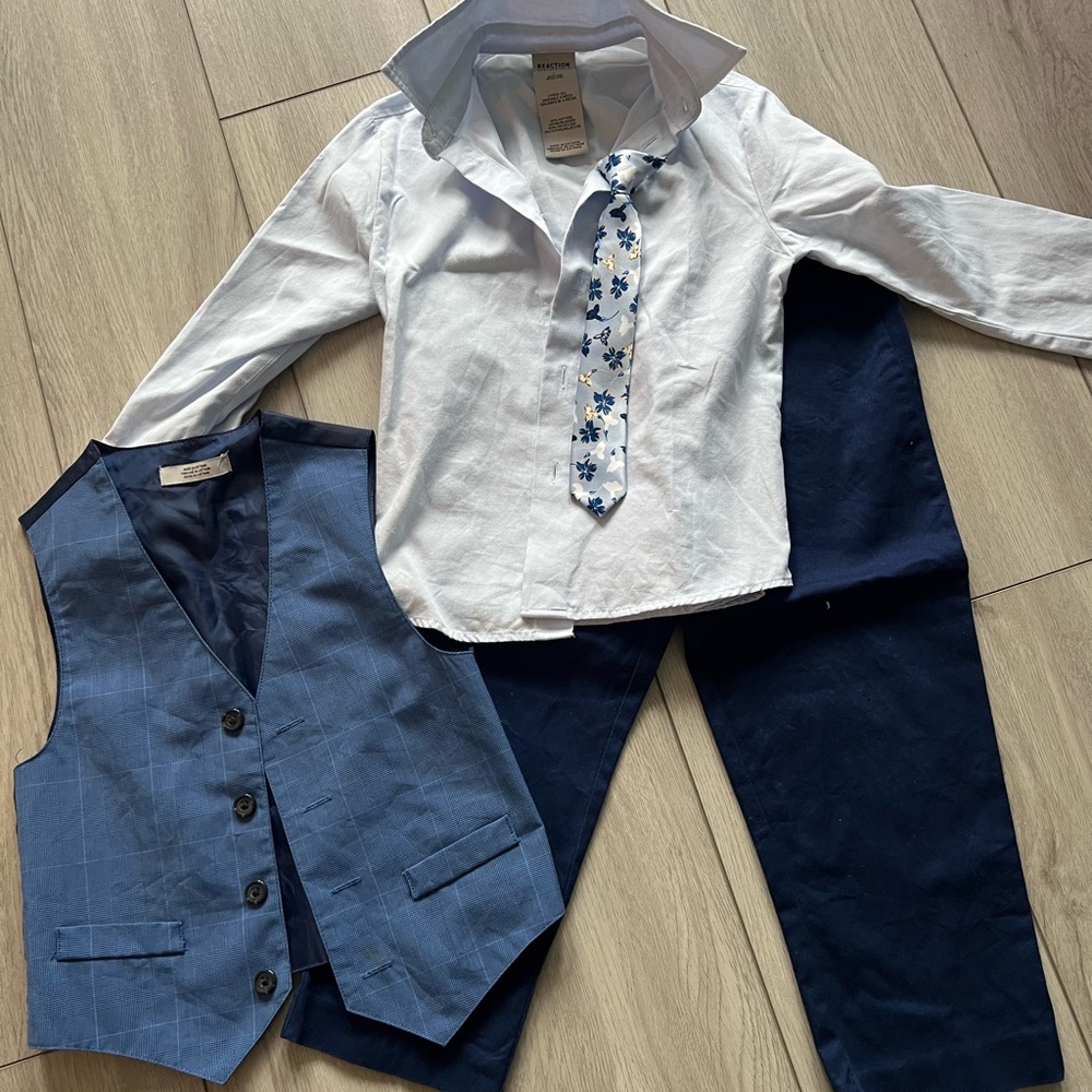 Boys Kenneth Cole Reaction vest suit size 5